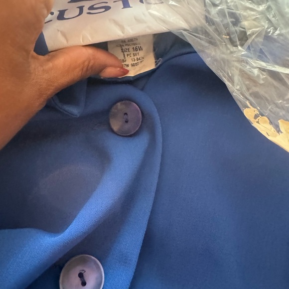 Skirt suit. - Picture 6 of 6